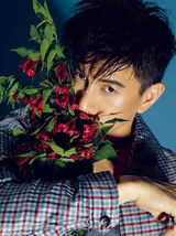 组图：吴奇隆登杂志封面 活力四射展偶像魅力