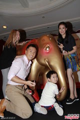 组图：甄子丹汪诗诗携手慈善活动探访小朋友