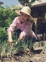 组图：佟丽娅戴草帽田园风情 网友赞披抹布都美