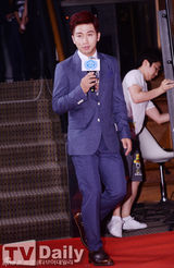 组图：韩星刘世允等出席《非高层会谈》发布会