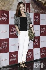 组图：CNBlue姜珉赫获粉丝夹道欢迎求握手