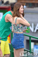 组图：miss A秀智热裤亮相街头 小蛮腰美腿吸睛