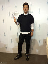 组图：贾乃亮七夕现身家乡捞金 与粉丝亲密互动