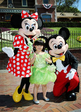 组图：王诗龄欢乐畅游迪士尼 扮花仙子可爱俏皮