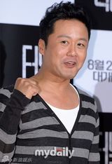 组图：韩星郑柔美出席首映 下衣失踪秀性感