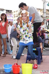 组图：小燕姐挑战冰桶 否认与F姓药头熟识