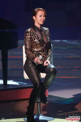 组图：许志安丧兄寄情工作 李玟性感凹凸有致