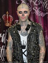 组图：英纹身展辣妹登台惹火 僵尸造型酷男抢镜