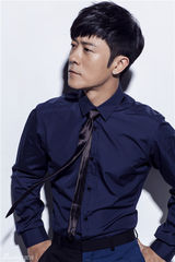 组图：林申镜头前轻咬领带眼神忧郁