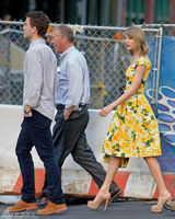 组图：泰勒斯威夫特明艳黄裙 甜笑心情好