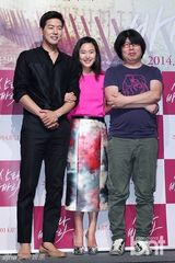 组图：韩星李相允尹珍序亲密挽手宣传新片