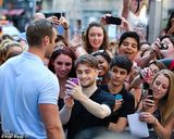 组图：哈利波特丹尼尔-雷德克里夫与粉丝玩自拍 笑容灿烂来者不拒