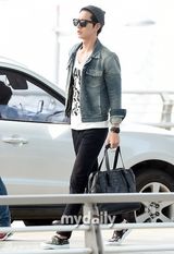 暖男不怕热！朴海镇夏日穿厚衣戴毛线帽