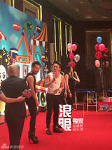 组图：孙俪邓超为女儿办百日宴 四口温馨合影