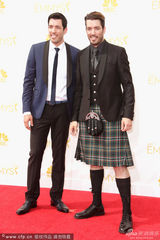 组图：真人秀男星斯科特三兄弟撩衣露花短裤