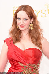 组图：克里斯蒂娜红裙娇艳秀豪乳 现身艾美红毯