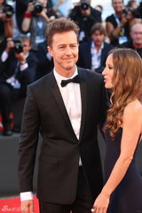 组图：威尼斯电影节开幕 华语女星闪耀红毯