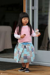 组图：姐姐粉衣开心荡秋千 新西兰湖畔秀光腿