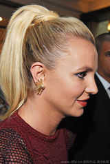 组图：布兰妮紧身裙秀蛮腰 帅气甩发施回春秘法