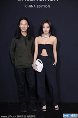 组图：平胸也要拼！王珞丹抹胸装上阵秀性感