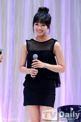 组图：Apink清凉牛仔装亮相 甜美活泼萌翻全场