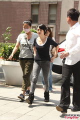 组图：小S黑衣前往法庭似有心事 夫家三口陪同