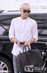 组图：EXO机场现身 墨镜口罩一个都不能少