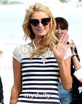 组图：希尔顿韩国大马路上狂摆POSE任拍