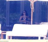 组图：卡戴珊日光浴晒美照 身材窈窕一览无遗