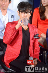 组图：《老千2》TOP红西服框架镜亮相 呆萌帅气