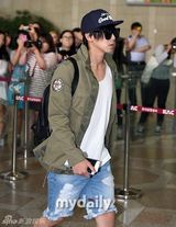 组图：东方神起孔侑等现身 胡茬微露不拘小节