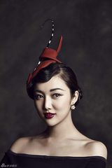 组图：林芮西夏日复古写真 怪趣帽子引时尚热潮