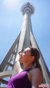 组图：邓丽欣为新歌拍MV挑战笨猪跳