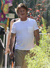 组图：塞隆吊带装性感 爱子与西恩-潘略显生疏