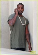 组图：坎耶反穿衣带大金链开名车土豪范儿