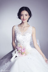 组图：王丽坤披婚纱演绎浪漫 身材婀娜女神范儿
