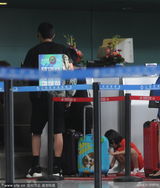 组图：陆毅带女儿现身机场 贝儿蹲地自己整行李