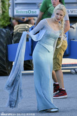 组图：乔治娜神还原冰雪女王角色 蓝裙仙气十足