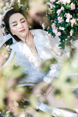 组图：刘小小曝夏日写真 白裙美腿演绎花儿与少女