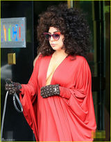 组图：Lady Gaga变红衣教主 真空上阵风骚露奶