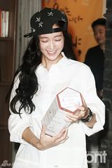 组图：韩星Clara(李成敏)出席活动 下衣失踪秀美腿