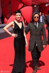 组图：《亲爱的》红毯 赵薇长裙飘逸郝蕾穿黑裙