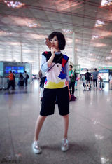 组图：潮范毛晓彤穿撞色裙 活力十足甜笑赴纽约