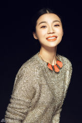 组图：李柔潼优雅毛衫亮相 红色超短裙靓丽迷人