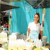 组图：阿尔芭梳马尾辫清爽迷人 爱女小脸肉嘟嘟