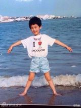 组图：众星晒童年萌照庆儿童节 自幼星范儿足