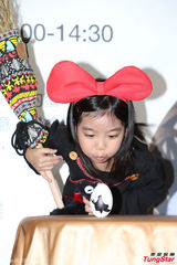 组图：乔乔cospaly化身小魔女 萌样超卡哇伊