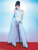 组图：唐艺昕幻彩婚纱大片 短发新娘百变