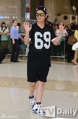 组图：李准基现身机场 反光墨镜潮味十足