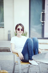 组图：马思纯街拍大片 优雅俏皮展百变青春